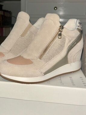 Fashion wedged sneaker
